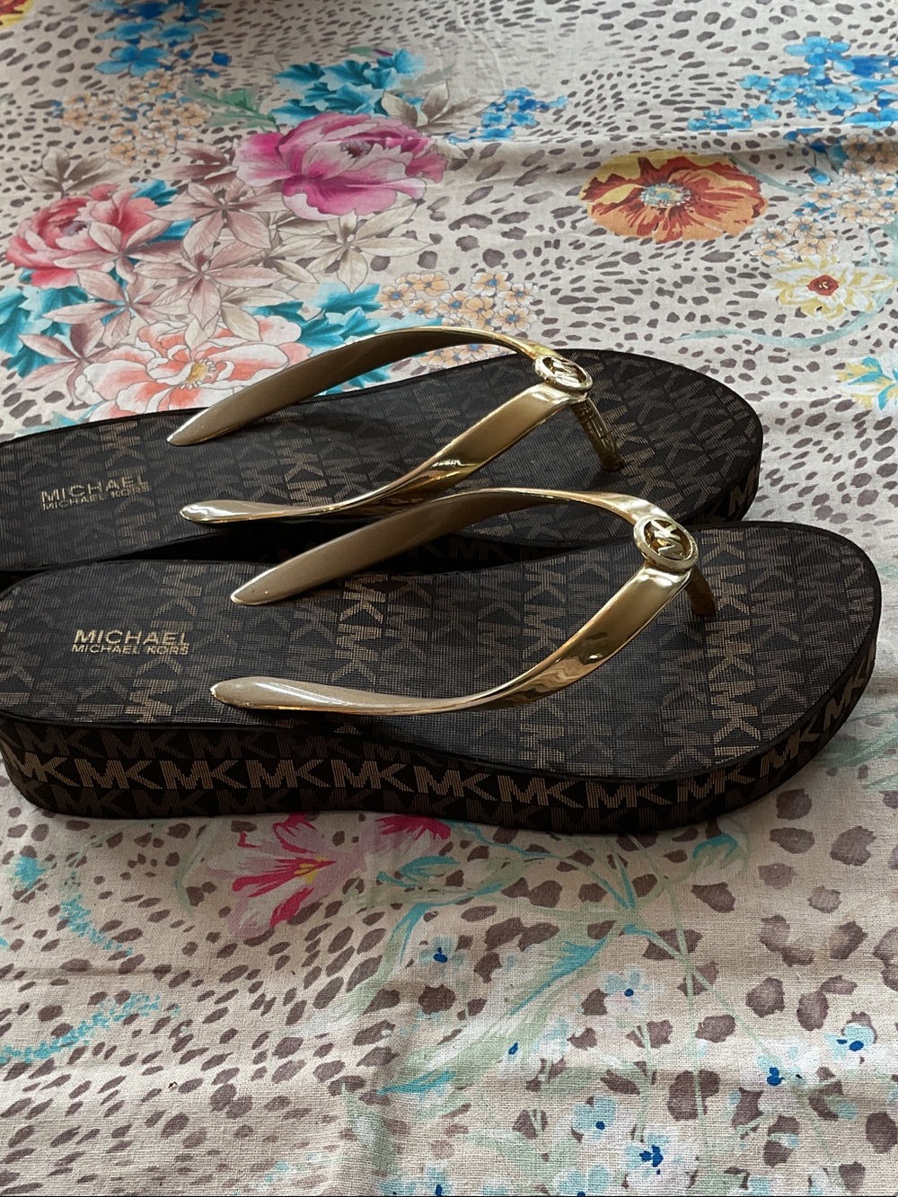 Michael Kors Brown Monogram Flip Flop Sandals with Gold Logo - Picture 5 of 8